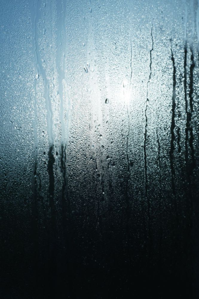 Condensación en el cristal de una ventana