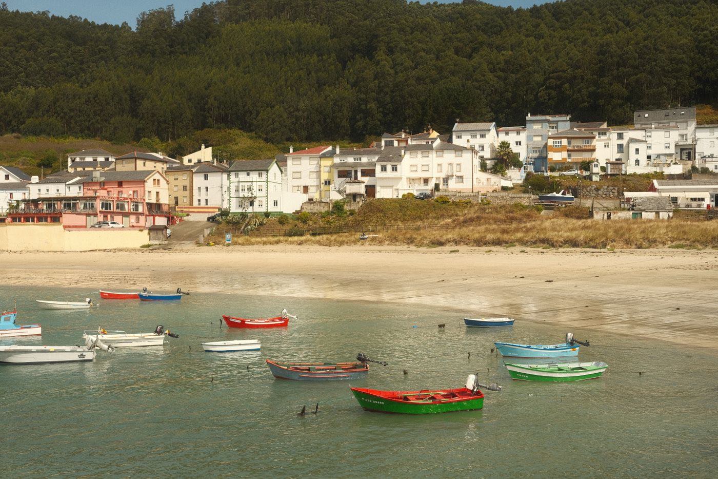 Pueblo costero gallego con casas junto al mar